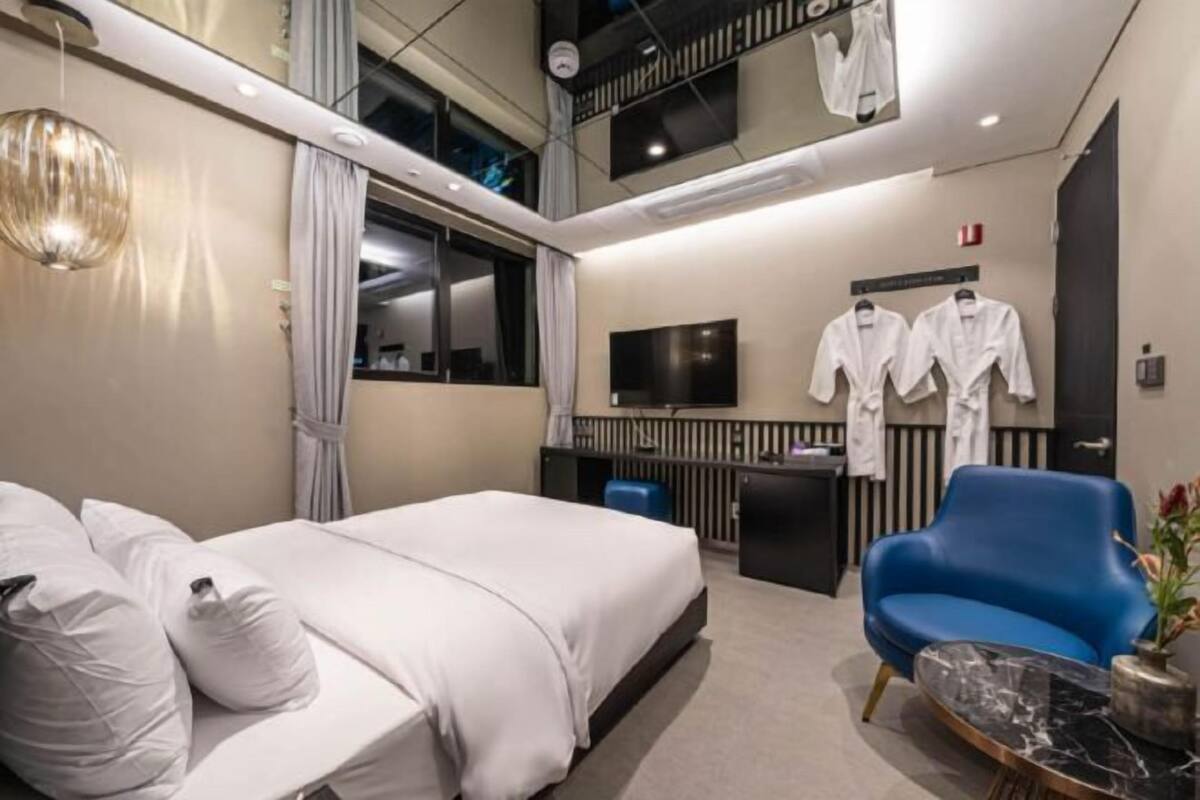Premium bedding, down duvets, free minibar, desk
