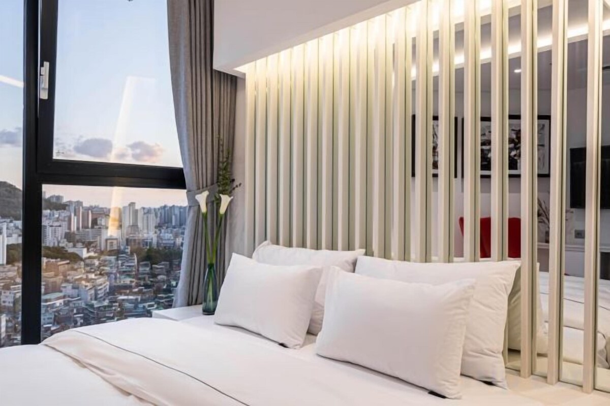 Seprai premium, selimut bulu angsa, minibar gratis, dan meja kerja