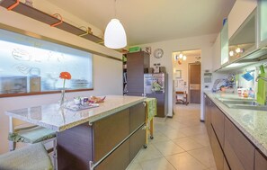 Kühlschrank, Herdplatte, Geschirrspüler, Kochgeschirr/Geschirr/Besteck