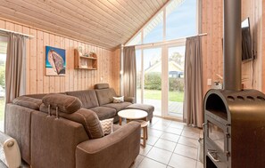 TV, fireplace, stereo
