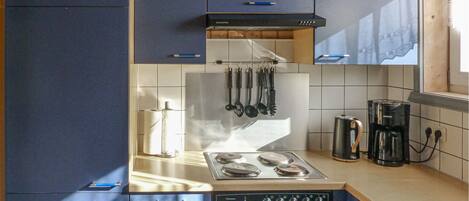 Frigorífico, placa de cocina, lavavajillas y cafetera o tetera