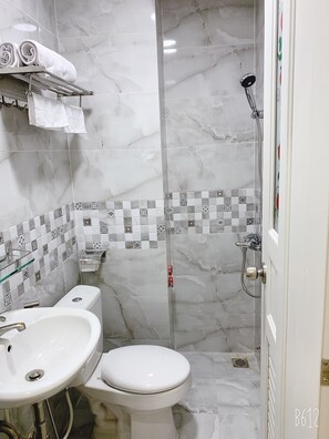 Chambre Double Ville, balcon | Salle de bain | Douche, sèche-cheveux, chaussons, serviettes fournies