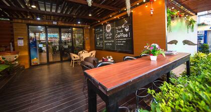 Lao Lao Cafe and Hostel