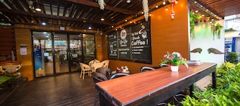 Lao Lao Cafe and Hostel