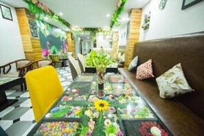 朝食、ランチ、ディナーに営業 (郷土料理)