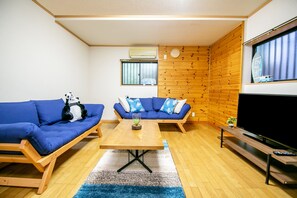 Private Vacation Home | Living room
