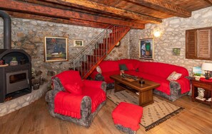 Télévision, cheminée, baby-foot