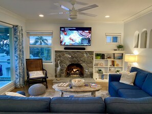 Smart TV, caminetto, libri