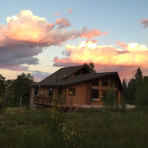 Magical Cabin below the Sangre de Cristos with Starlink