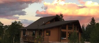 Magical Cabin below the Sangre de Cristos with Starlink