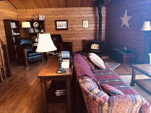 Smart TV, DVD player, books, video library - Magical Cabin below the Sangre de Cristos with Starlink (Westcliffe)