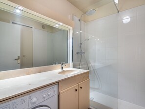 Bathroom - Les Regates by Interhome (Hyères)
