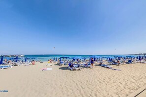 Plage à proximité, chaises longues