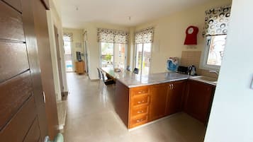 Kylskåp, mikrovågsugn, ugn och spishäll