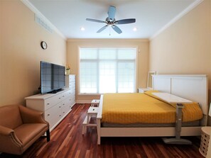 4 bedrooms, hypo-allergenic bedding, desk, iron/ironing board - Stepless Entry, EV Charger, No Pet Fee, Garage 7+ Car Parking, Bikes & Paths (Bel Aire)