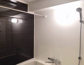 Apartamento (302) | Banheiro | Chuveiro/banheira combinados, secador de cabelo, chinelos 