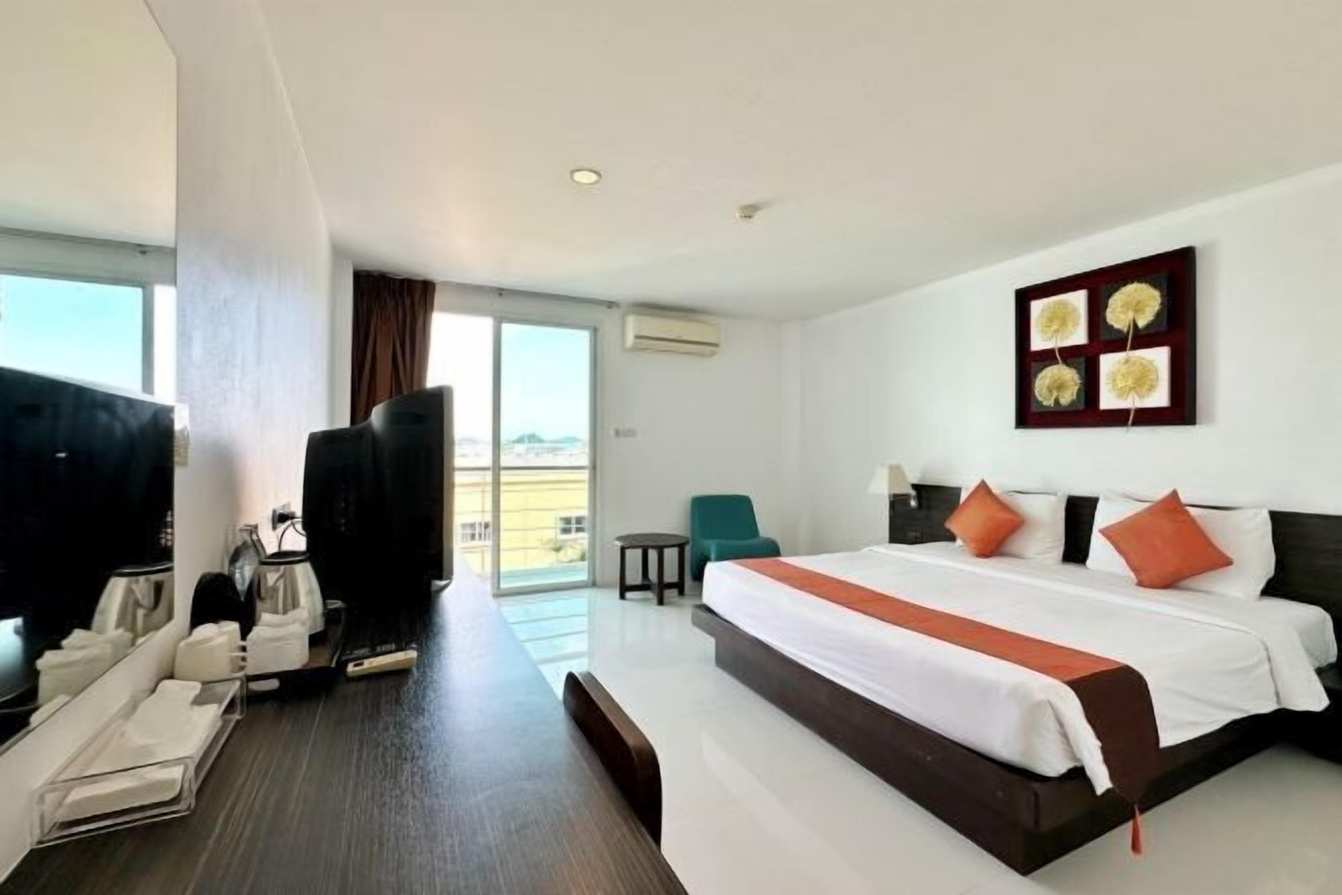 Brankas, meja kerja, tirai kedap cahaya, dan Wi-Fi gratis