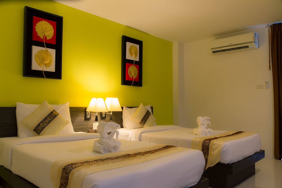 Deluxe Room | 1 bedroom, in-room safe, desk, blackout curtains