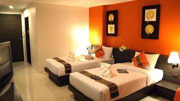 Caja de seguridad en la habitación, escritorio y cortinas blackout