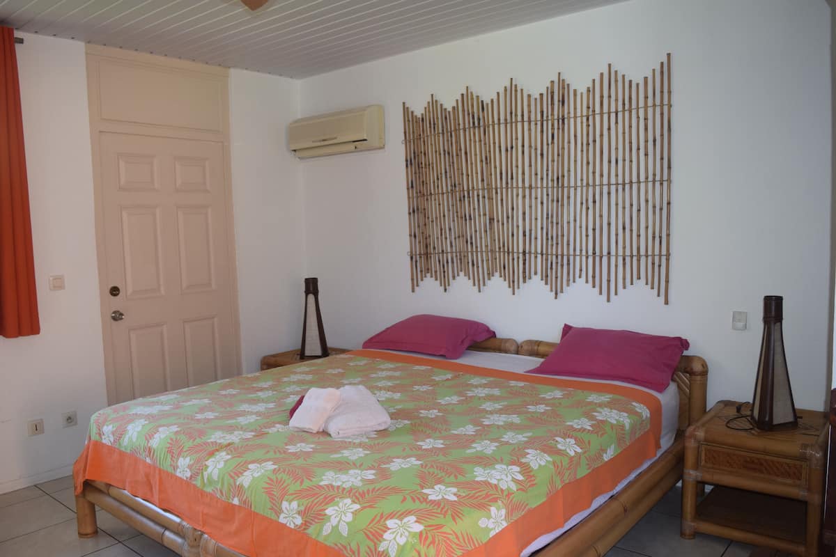 Ropa de cama de alta calidad y caja de seguridad en la habitación