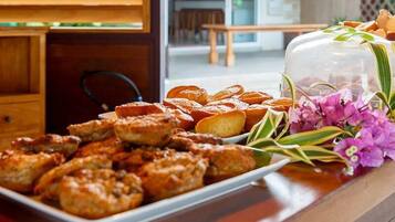 Daily continental breakfast (XPF 1500 per person)