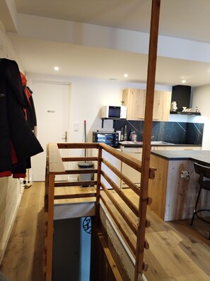 Fridge, microwave, oven, stovetop - APARTMENT DUPLEX SUPER SAUZE 1700 (LE SUPER SAUZE, Enchastrayes)