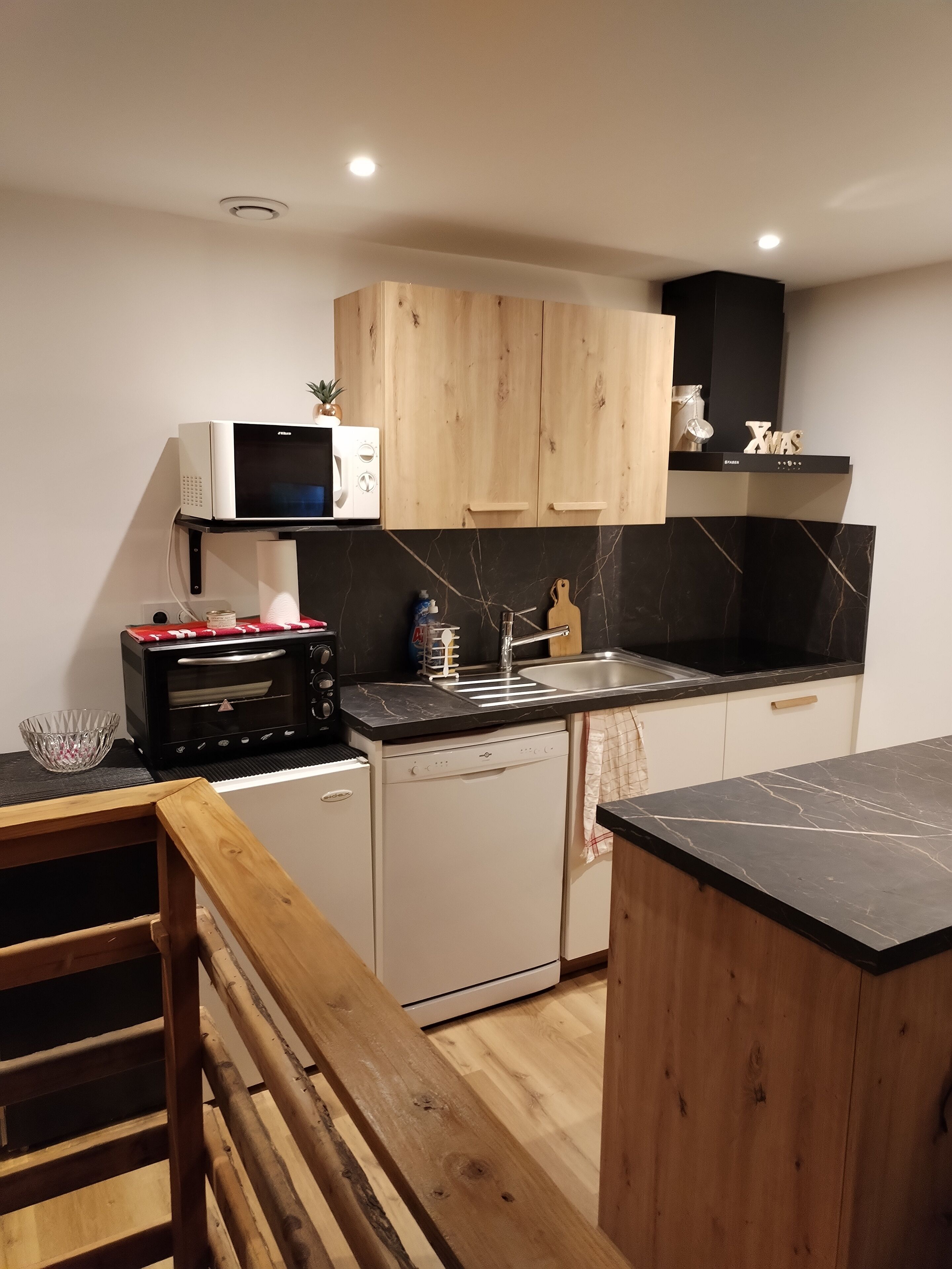 Réfrigérateur, four à micro-ondes, un four, surface de cuisson