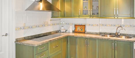 Fridge, oven, stovetop, coffee/tea maker