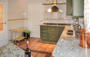 Fridge, oven, stovetop, coffee/tea maker