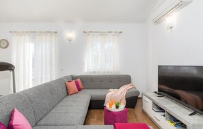 TV - Amazing home in Valtura (Valtura)