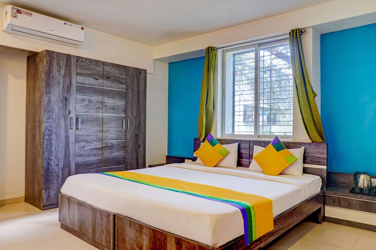 Iron/ironing board, free WiFi, bed sheets