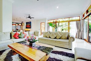 Televisión de pantalla plana y estéreo 