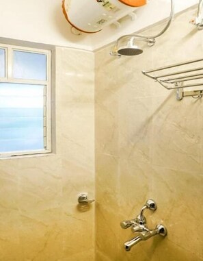 Buồng tắm vòi sen, đồ dùng nhà tắm miễn phí, khăn tắm, xà phòng 