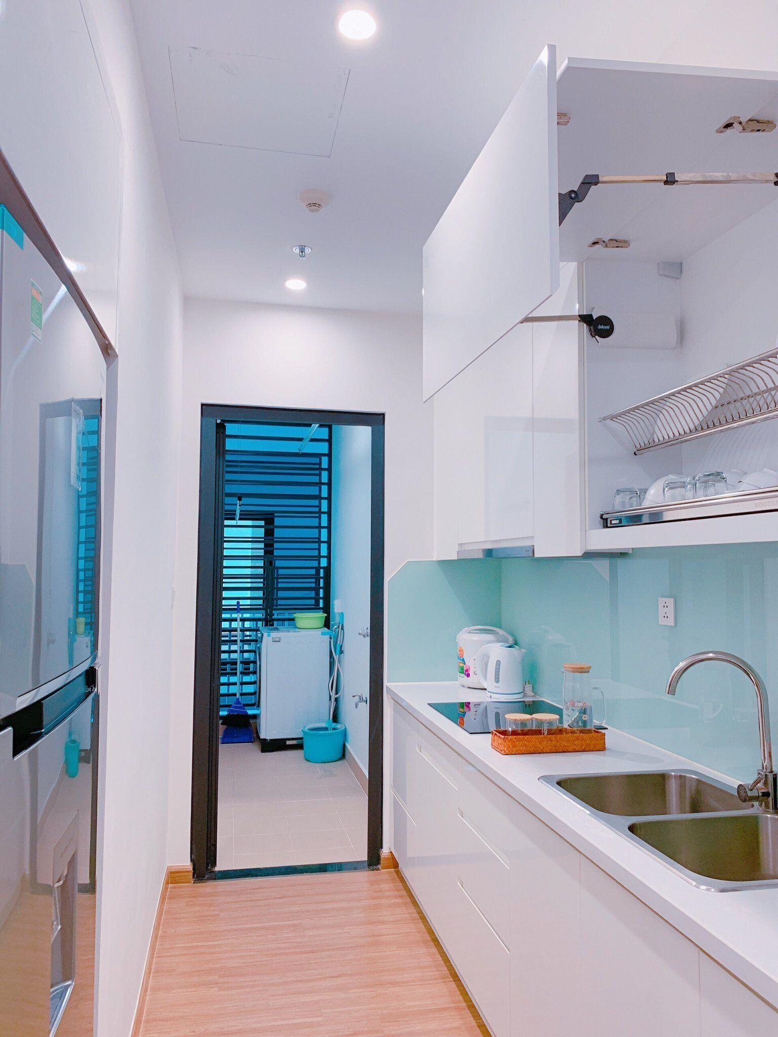 Réfrigérateur, four à micro-ondes, cafetière-théière