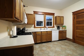 Fridge, microwave, oven, stovetop - Riverfront Victorian Downtown Sheboygan Falls (Sheboygan Falls)