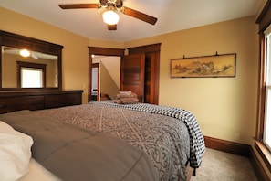 4 bedrooms, desk, iron/ironing board, free WiFi - Riverfront Victorian Downtown Sheboygan Falls (Sheboygan Falls)