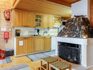 Refrigerador, microondas, lavavajillas y utensilios de cocina 