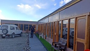 Un edificio con ventanas amplias y un camino de grava.
