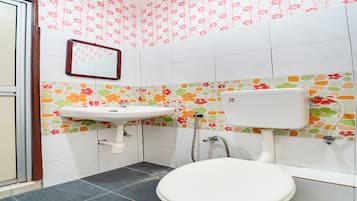Regadera, amenidades de baño gratuitas, bidet, toallas