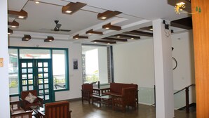 Lobby sitting area - PANCHVATI COTTAGES (Dharamshala)