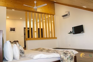 Habitación familiar, 4 habitaciones, para no fumadores, vista a la montaña | Camas con pillow-top, muebles diferentes y escritorio 