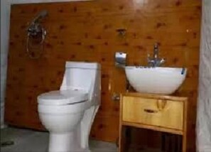 Standard Double Room | Bathroom | Shower, free toiletries, towels, toilet paper