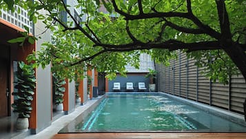 Utendørsbasseng og bassengparasoller