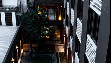 Piscine extérieure, parasols de plage