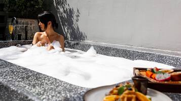 Chambre Deluxe, baignoire | Baignoire relaxante profonde