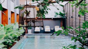 Utendørsbasseng og bassengparasoller