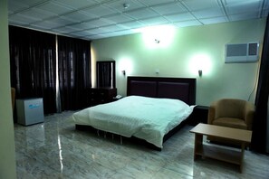 Een kluis op de kamer, een bureau, een laptopwerkplek