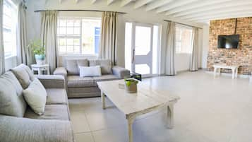 Huis (Addo Adventure House) | Woonkamer | Een flatscreentelevisie, Netflix en streamingdiensten