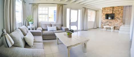 Huis (Addo Adventure House) | Woonkamer | Een flatscreentelevisie, Netflix en streamingdiensten