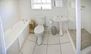 House (Addo Adventure House) | Bathroom | Separate bathtub and shower, towels, soap, toilet paper